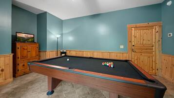 Cabin, Multiple Beds, Hot Tub, Mountain View (Log Heaven) | Games room