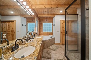 Cabaña, varias camas, hidromasaje, vista a la montaña (Log Heaven) | Baño | Amenidades de baño de diseñador, toallas, papel de baño 