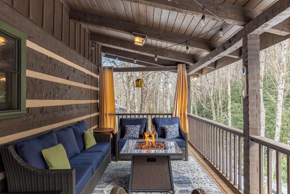 Hytte, flere senger, spabadekar, fjellutsikt (Hawksnest Cabin) | Overnattingsstedets uteområder