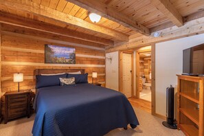 Hytte, flere senger, spabadekar, fjellutsikt (Hawksnest Cabin) | 3 soverom, individuelt dekorert, individuelt innredet og sengetøy