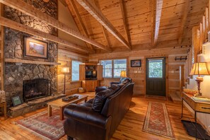 Hytte, flere senger, spabadekar, fjellutsikt (Hawksnest Cabin) | Oppholdsområde