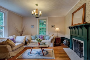 Huis, Meerdere bedden, bubbelbad, uitzicht op bergen (Historic McGuire House) | Woonruimte