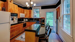 Maison, plusieurs lits, bain à remous, vue montagne (Historic McGuire House) | Cuisine privée