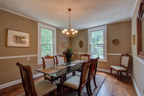 獨棟房屋, 多張床, 熱水浴缸, 山景 (Historic McGuire House) | 用餐區