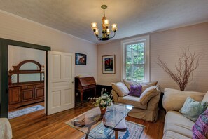 Hus, flere senger, spabadekar, fjellutsikt (Historic McGuire House) | Oppholdsområde