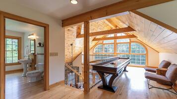 Rumah, Beberapa Tempat Tidur, hot tub, pemandangan gunung (Lazy River Lodge) | Interior