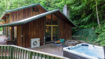 Kabin, Beberapa Tempat Tidur, hot tub, pemandangan gunung (A River Mist) | Bathtub spa outdoor