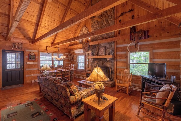 Stuga - flera sängar - bubbelpool - utsikt mot bergen (Altitude Adjustment) | Vardagsrum