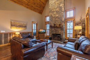 Hus, flere senger, spabadekar, fjellutsikt (Elk Bluff at Eagles Nest) | Oppholdsområde | Peis