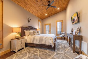 Hus, flere senger, spabadekar, fjellutsikt (Elk Bluff at Eagles Nest) | 3 soverom, individuelt dekorert, individuelt innredet og sengetøy