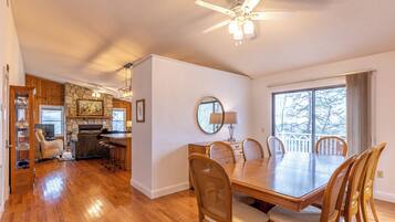 House, Multiple Beds, Hot Tub, Mountain View (Red Mountain Lodge) | In-room dining