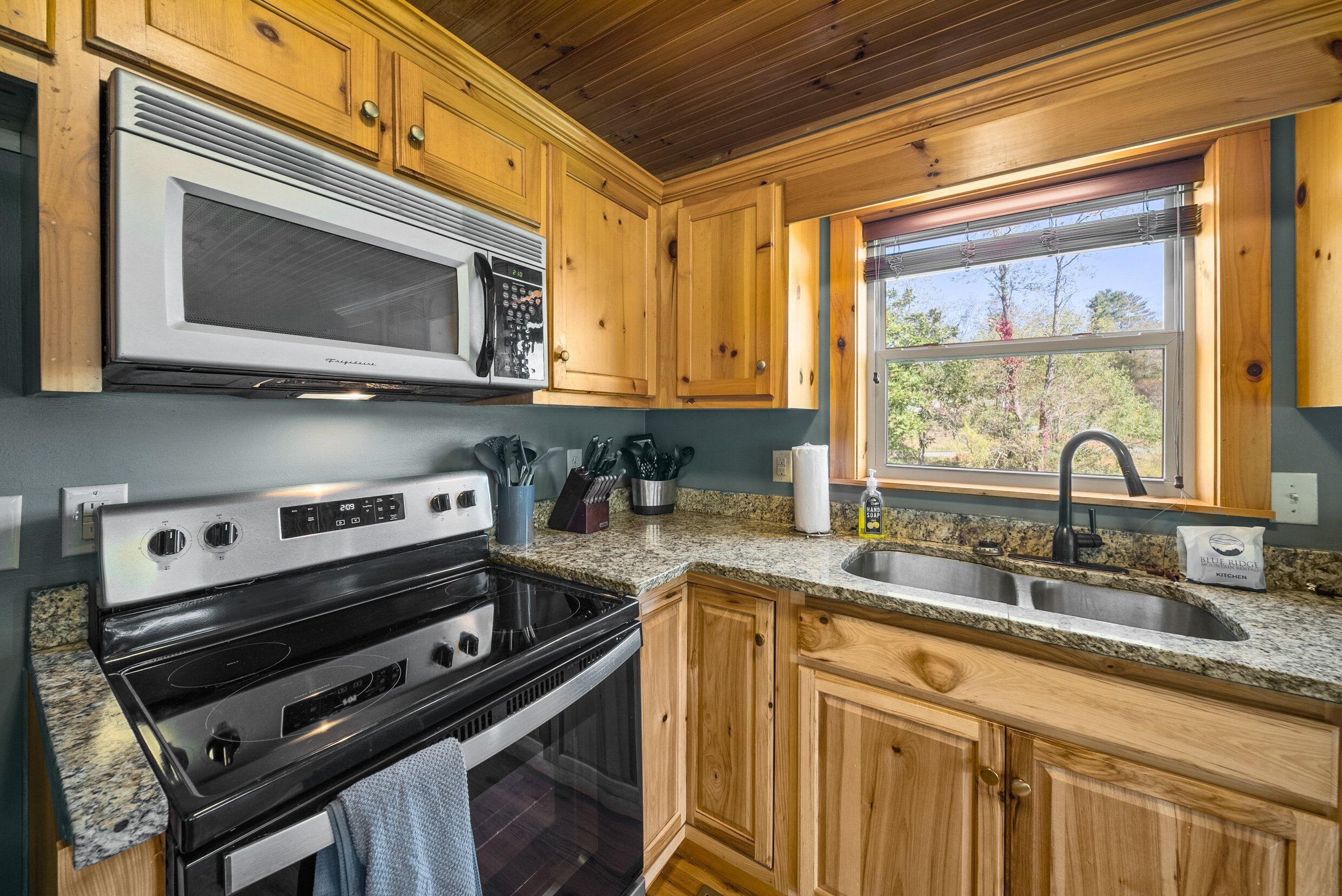 Cabin, nhiều giường, bồn tắm nước nóng, quang cảnh núi (Cruizin' River Dreams) | Bếp riêng | Dụng cụ pha cà phê/trà 