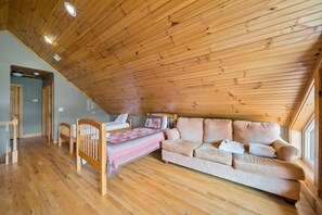 Cabane, plusieurs lits, bain à remous, vue montagne (Cruizin' River Dreams) | Intérieur