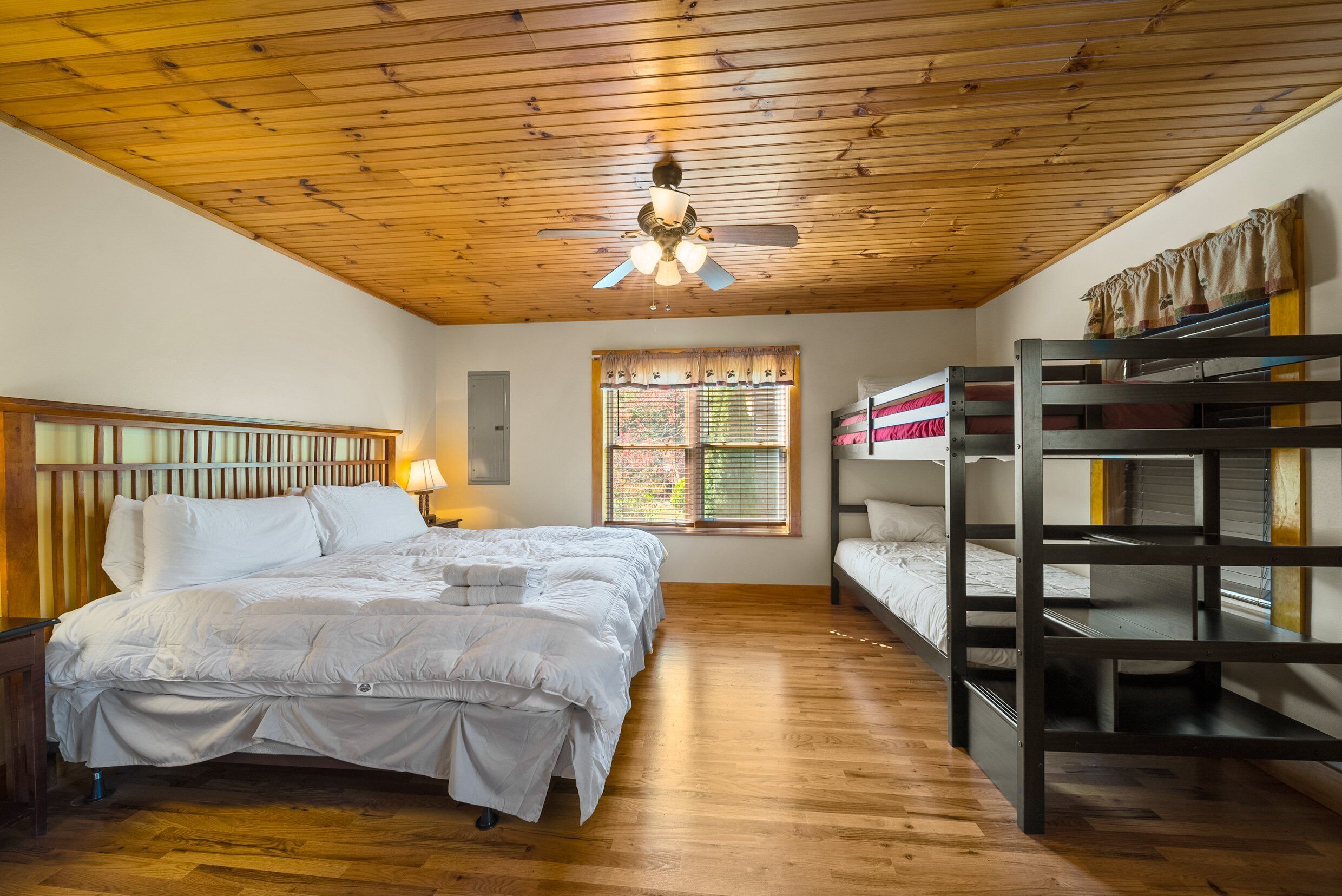 Cabin, nhiều giường, bồn tắm nước nóng, quang cảnh núi (Cruizin' River Dreams) | 3 phòng ngủ, trang trí khác biệt 