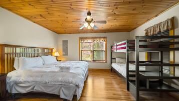 Cabin, nhiều giường, bồn tắm nước nóng, quang cảnh núi (Cruizin' River Dreams) | 3 phòng ngủ, trang trí khác biệt