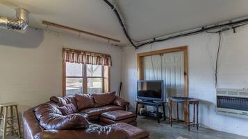 Cabin, Multiple Beds, Hot Tub, Mountain View (Cruizin' River Dreams) | Living area