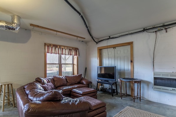 Cabin, nhiều giường, bồn tắm nước nóng, quang cảnh núi (Cruizin' River Dreams) | Khu phòng khách