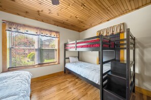 Cabin, Multiple Beds, Hot Tub, Mountain View (Cruizin' River Dreams) | 3 bedrooms, individually decorated, individually furnished, bed sheets - Cruizin' River Dreams (Fleetwood)