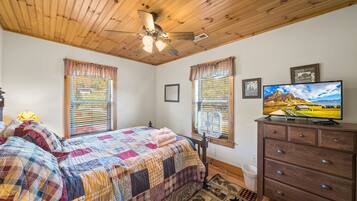 Cabin, Multiple Beds, Hot Tub, Mountain View (Cruizin' River Dreams) | 3 bedrooms, individually decorated, individually furnished, bed sheets