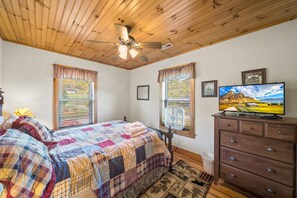 Cabin, Multiple Beds, Hot Tub, Mountain View (Cruizin' River Dreams) | 3 bedrooms, individually decorated, individually furnished, bed sheets