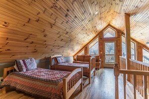 Cabane, plusieurs lits, bain à remous, vue montagne (Cruizin' River Dreams) | Intérieur