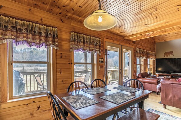 Cabane, plusieurs lits, bain à remous, vue montagne (Cruizin' River Dreams) | Intérieur