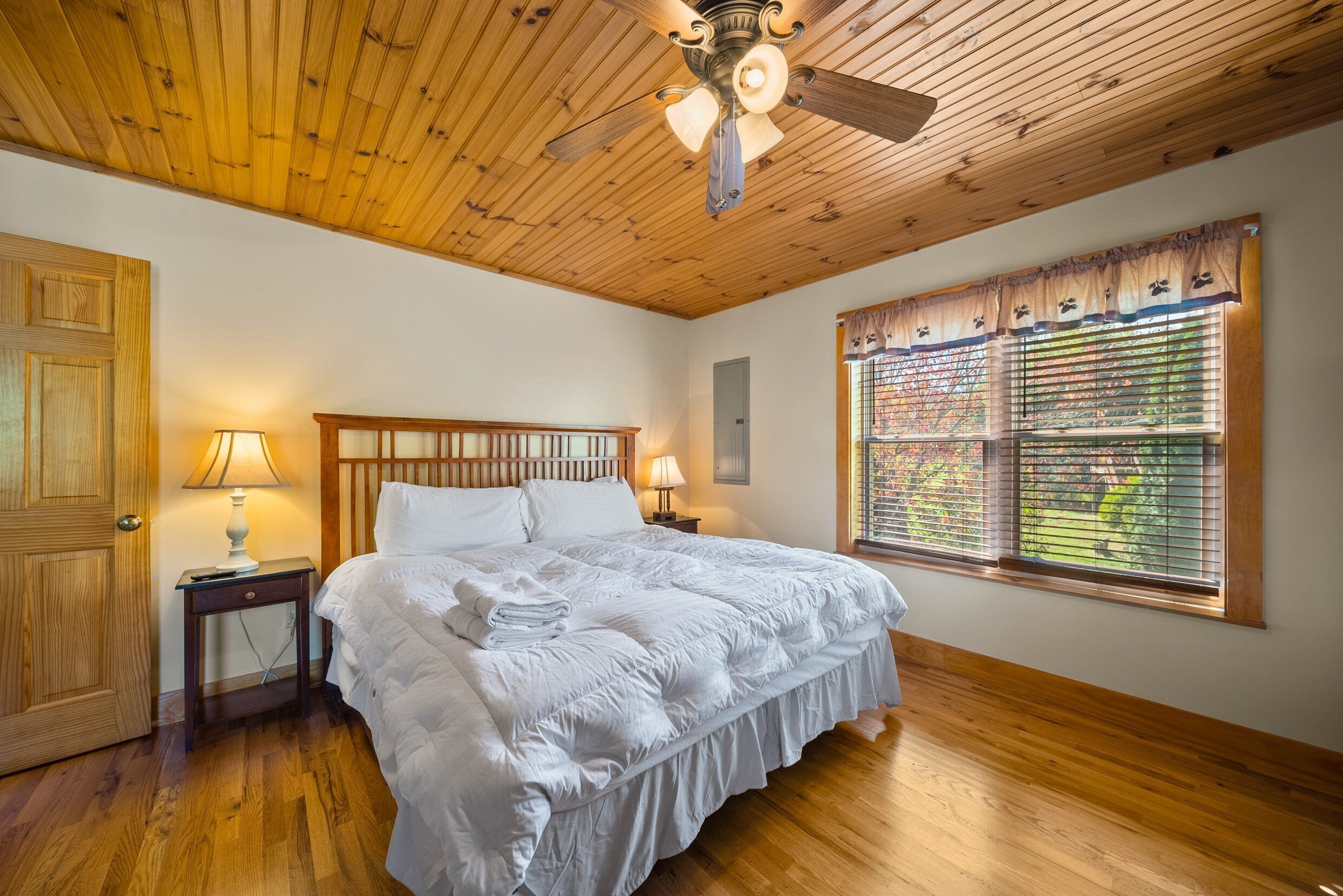 Cabin, nhiều giường, bồn tắm nước nóng, quang cảnh núi (Cruizin' River Dreams) | 3 phòng ngủ, trang trí khác biệt 