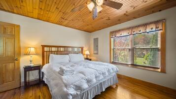 Cabin, nhiều giường, bồn tắm nước nóng, quang cảnh núi (Cruizin' River Dreams) | 3 phòng ngủ, trang trí khác biệt