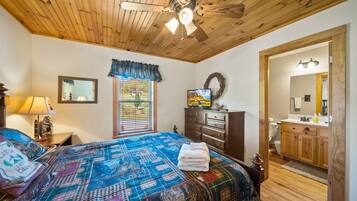 Kabin, Beberapa Tempat Tidur, hot tub, pemandangan gunung (Cruizin' River Dreams) | 3 kamar tidur dan didekorasi berbeda-beda