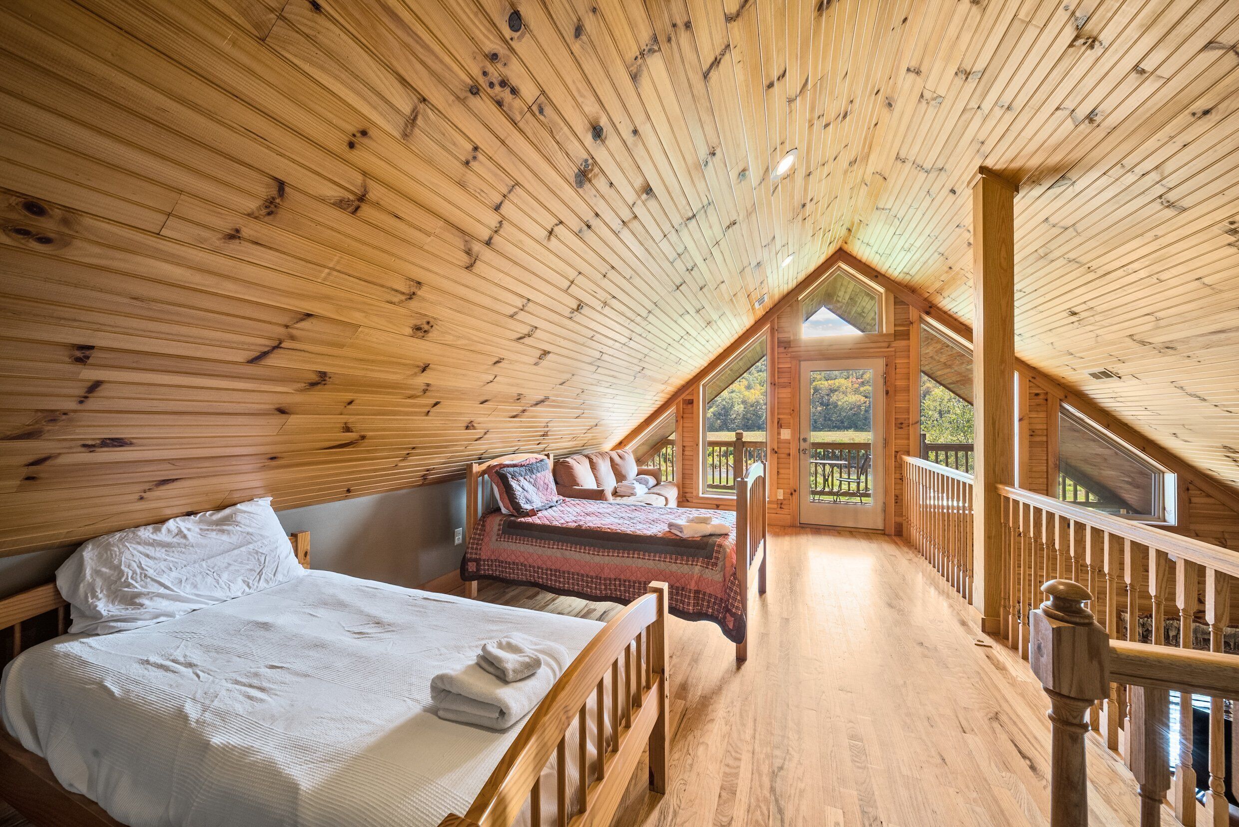 Cabin, nhiều giường, bồn tắm nước nóng, quang cảnh núi (Cruizin' River Dreams) | 3 phòng ngủ, trang trí khác biệt 