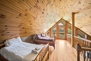 Cabana, diversos llits, banyera d'hidromassatge, vistes a la muntanya (Cruizin' River Dreams) | 3 dormitoris, decoració individual, mobiliari individual i roba de llit 