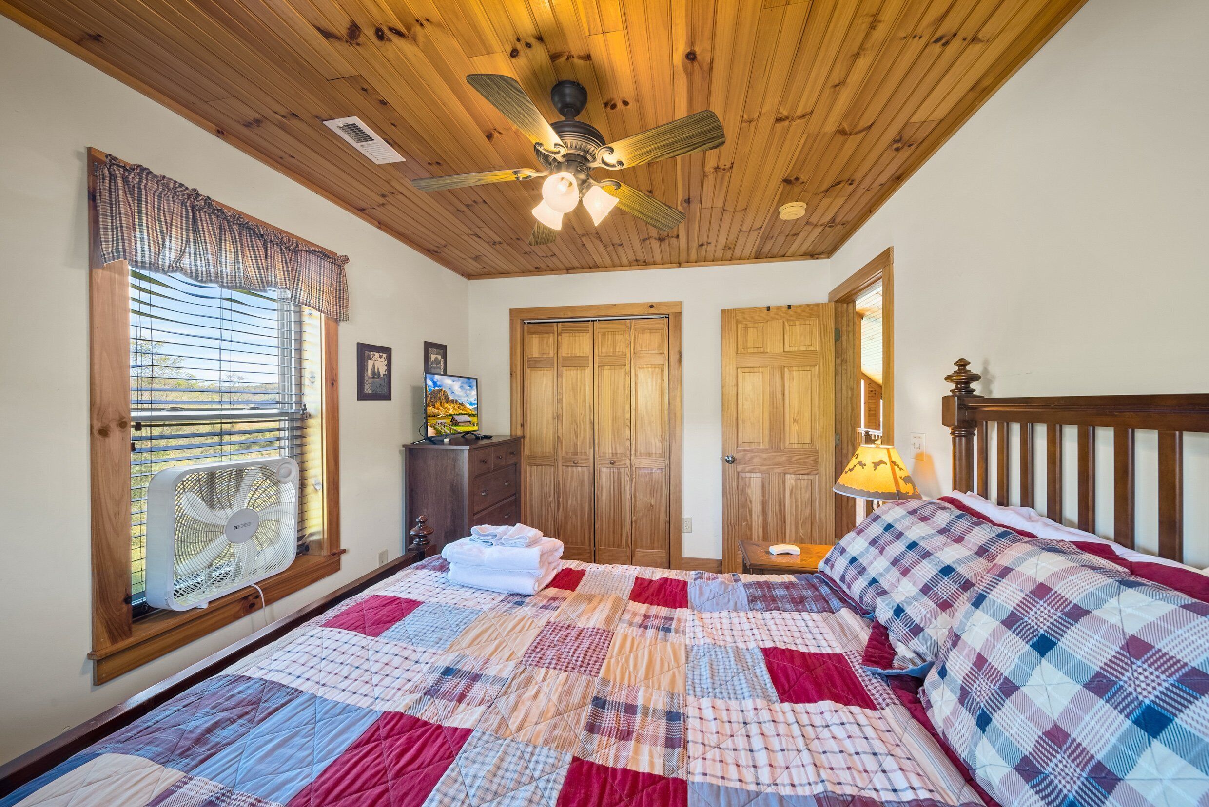 Kabin, Beberapa Tempat Tidur, hot tub, pemandangan gunung (Cruizin' River Dreams) | 3 kamar tidur dan didekorasi berbeda-beda