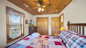 Kabin, Beberapa Tempat Tidur, hot tub, pemandangan gunung (Cruizin' River Dreams) | 3 kamar tidur dan didekorasi berbeda-beda