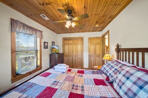 Cabaña, varias camas, hidromasaje, vista a la montaña (Cruizin' River Dreams) | 3 habitaciones, decoración personalizada y muebles diferentes 