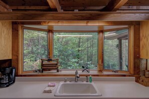 Cabin, nhiều giường, bồn tắm nước nóng, quang cảnh núi (Hidden Creek Cabin) | Nội thất