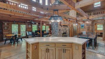 Cabin, Multiple Beds, Hot Tub, Mountain View (Hidden Creek Cabin) | Interior