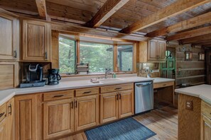 Cabana, várias camas, banheira de imersão, vista para a montanha (Hidden Creek Cabin) | Parte interna