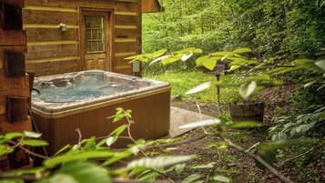 Cabin, Multiple Beds, Hot Tub, Mountain View (Hidden Creek Cabin) | Outdoor spa tub