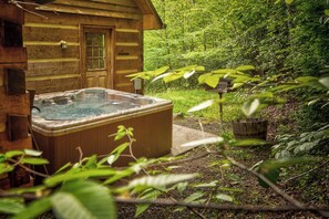 Cabin, nhiều giường, bồn tắm nước nóng, quang cảnh núi (Hidden Creek Cabin) | Bồn tắm spa ngoài trời
