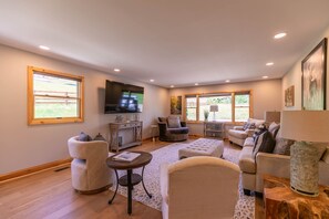 Casa, varias camas, patio, vista a la montaña (Villa Nero at Watauga Lake) | Interior