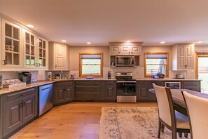 Casa, varias camas, patio, vista a la montaña (Villa Nero at Watauga Lake) | Cocina privada | Horno y cafetera y tetera