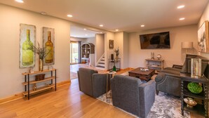 Casa, várias camas, varanda, vista para a montanha (Villa Nero at Watauga Lake) | Área de estar