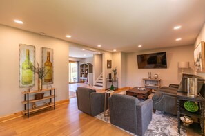 Casa, varias camas, patio, vista a la montaña (Villa Nero at Watauga Lake) | Área de sala de estar