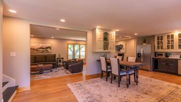 House, Multiple Beds, Patio, Mountain View (Villa Nero at Watauga Lake) | In-room dining