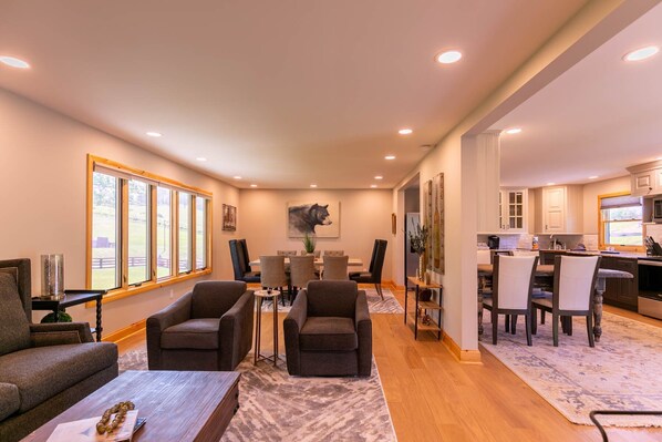 Casa, varias camas, patio, vista a la montaña (Villa Nero at Watauga Lake) | Área de sala de estar