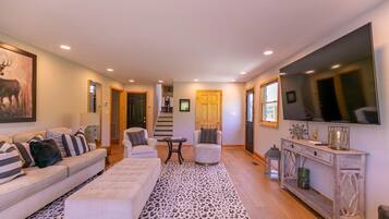 House, Multiple Beds, Patio, Mountain View (Villa Nero at Watauga Lake) | Living area