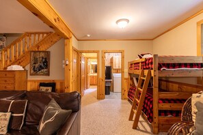 Hytte - flere senge - boblebad - bjergudsigt (The Nut House) | 3 soveværelser, individuelt design, individuel indretning, sengetøj