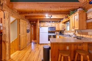 Chalet rustique, Plusieurs lits, baignoire à remous, vue sur la montagne (The Nut House) | Cuisine privée | Cafetière-théière