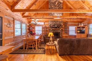 小屋, 多張床, 熱水浴缸, 山景 (The Nut House) | 起居區 | 壁爐