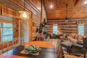 Casa, várias camas, banheira de imersão, vista para a montanha (Cozy Twin Rivers Edge) | Área de estar | Lareira